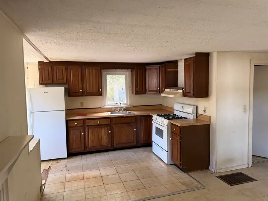 16 Lake Road East, Yarmouth, MA 02673 - #3