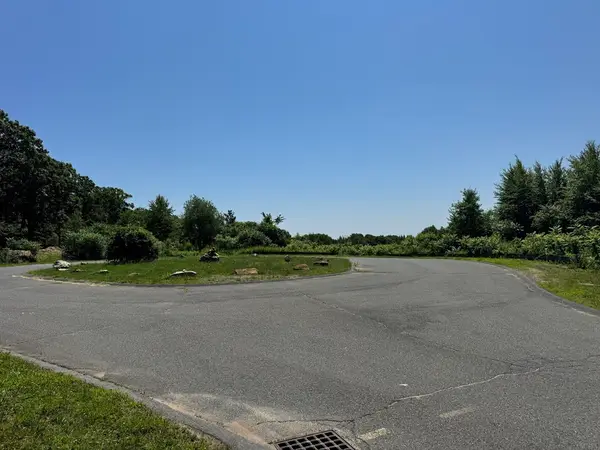225-72 Spring Hill, Belchertown, MA 01007