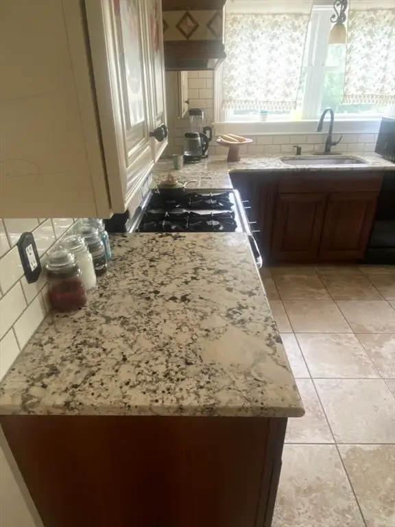 81 Clark Ave, Dracut, MA 01826 - #3
