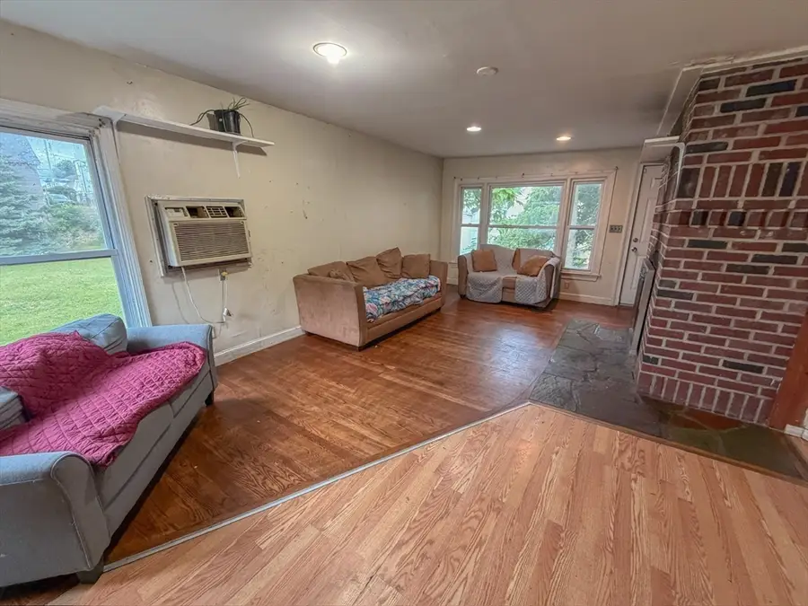 32 Oliver St, Lowell, MA 01854 - #3