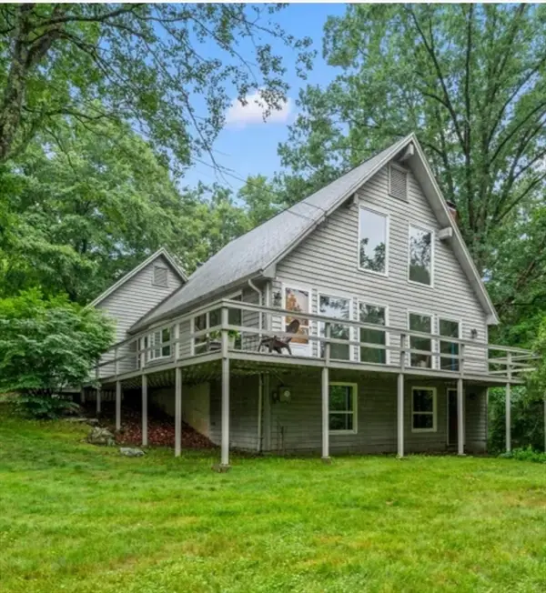 8 Chestnut Hill Rd, Wilbraham, MA 01095