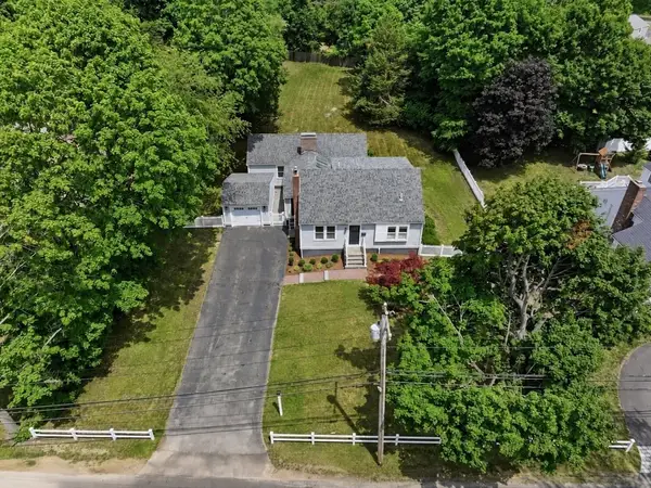 19 Planters Field Ln, Hingham, MA 02043