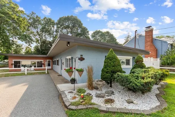 34 Oak St, Stoneham, MA 02180