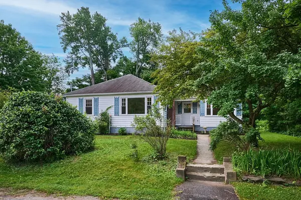8 W Lake St, Easthampton, MA 01027