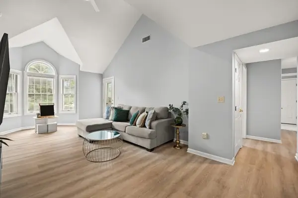 111 Carriage Ln #111, Taunton, MA 02780