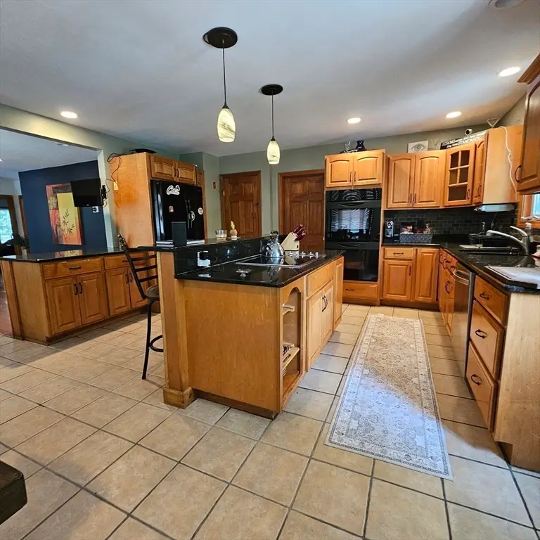 25 Robbins Ave, Dracut, MA 01826 - #2