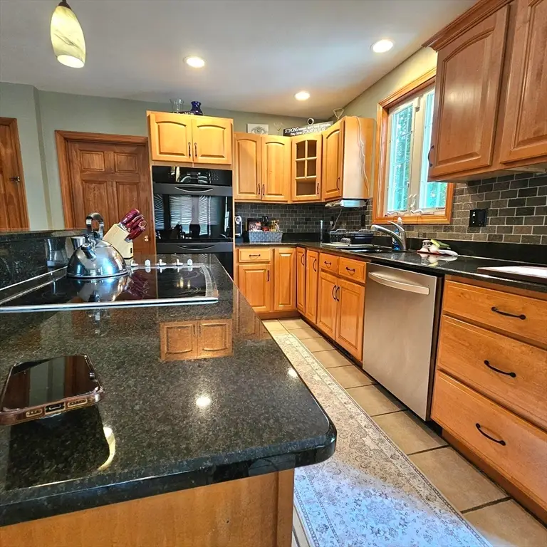25 Robbins Ave, Dracut, MA 01826 - #3