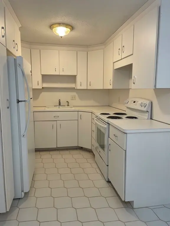 206 Rock St #M5, Norwood, MA 02062 - #3
