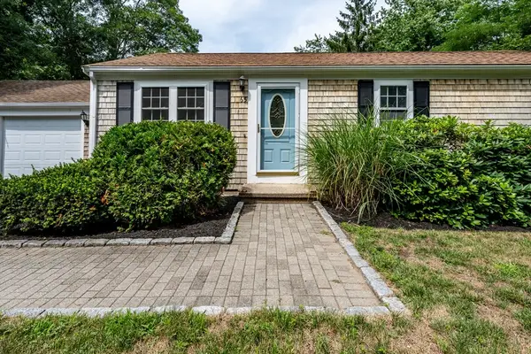65 Elliott Rd, Barnstable, MA 02632
