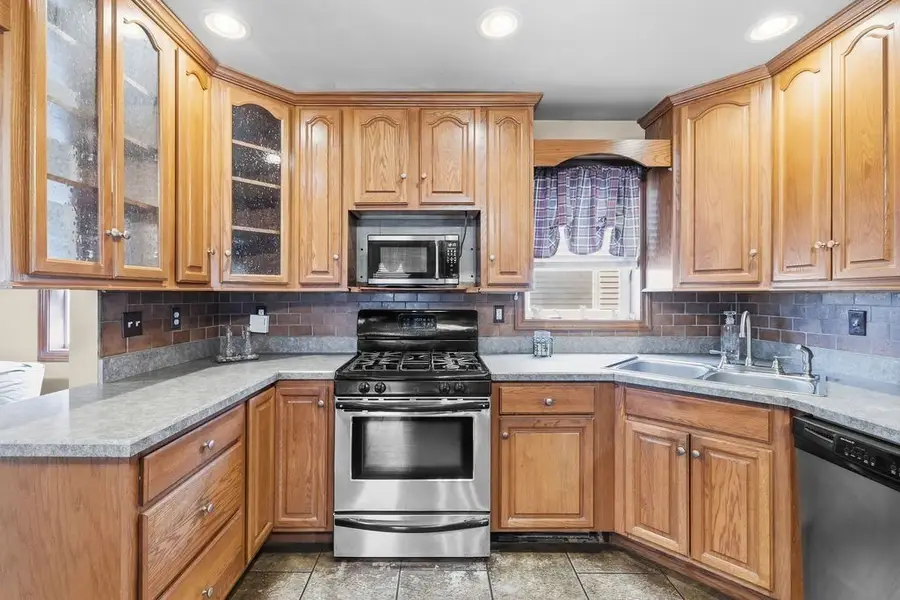 52 Florence St, New Bedford, MA 02740 - #3