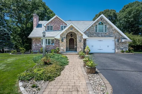 9 Cranbrook Rd, Shrewsbury, MA 01545
