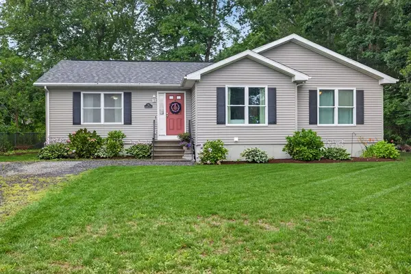 79 Pembroke Ave, Acushnet, MA 02743