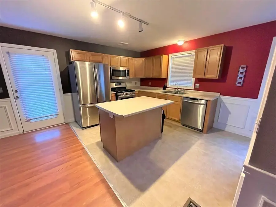 318 Crescent St #B, Fall River, MA 02720 - #3