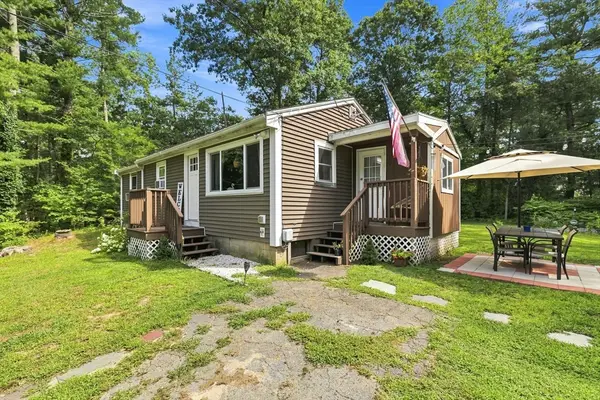 40 Lake Shore Dr, Middleboro, MA 02346
