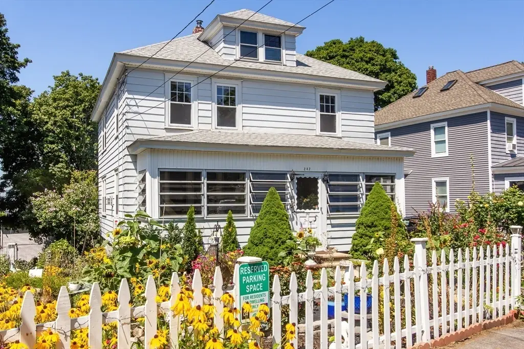 242 Beacon St, Lowell, MA 01850 - #1