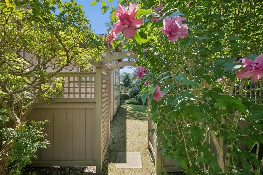 11 Prospect St, Dartmouth, MA 02748 - #2