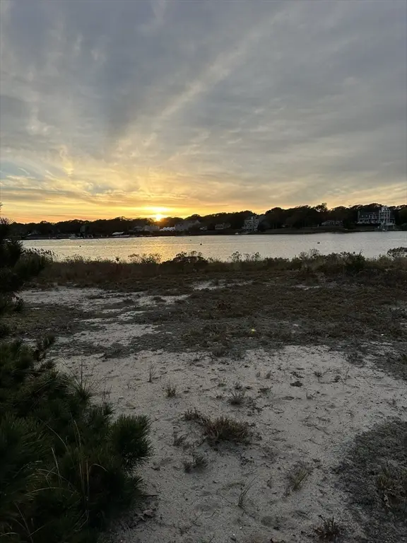 44 Commodore Ln, Falmouth, MA 02536