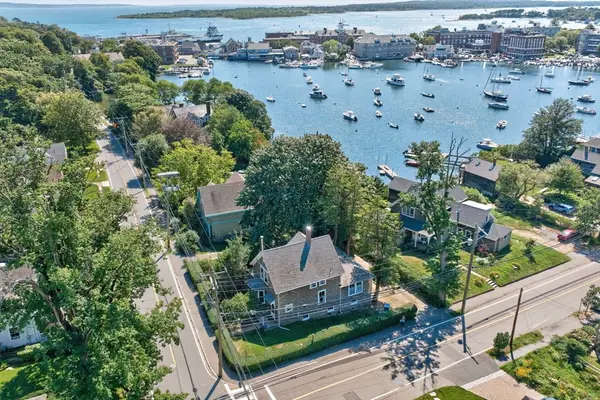 62 School St, Falmouth, MA 02543