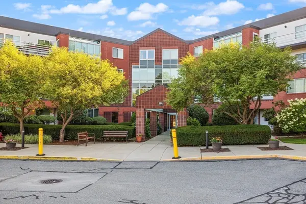 282 Place Ln #282, Woburn, MA 01801