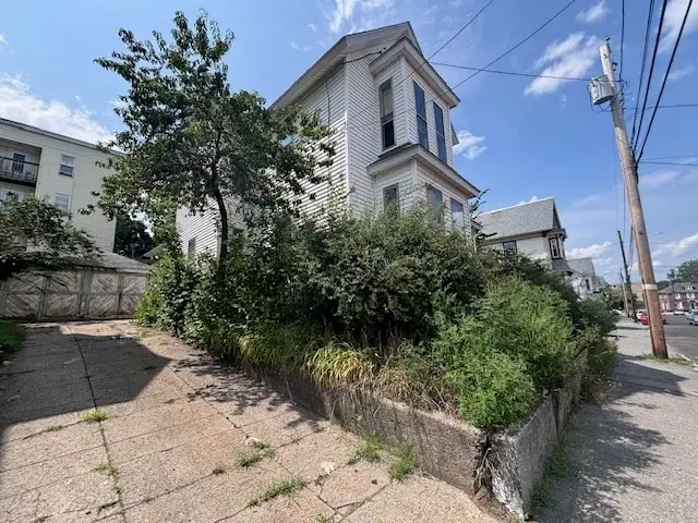 41 Mount Vernon St, Lowell, MA 01854 - #1