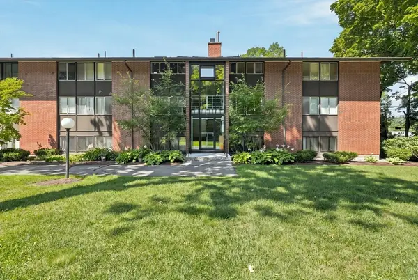 3 Longwood Dr #103, Andover, MA 01810