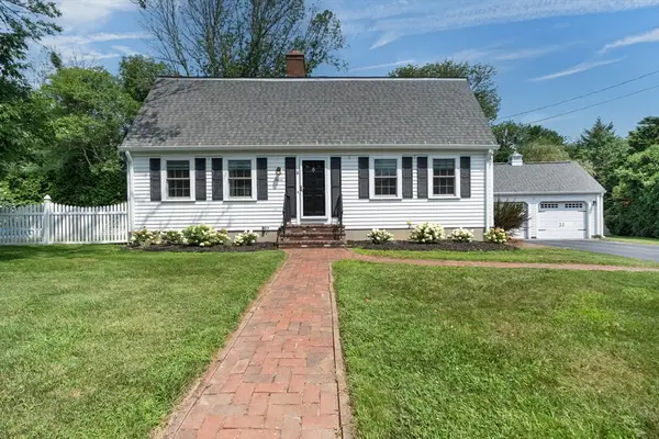 11 Longview Dr, Dartmouth, MA 02747