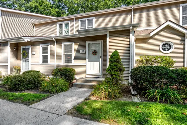 61 Abbey Memorial Dr #108, Chicopee, MA 01020