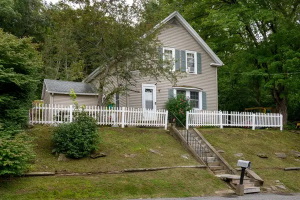 62 Grove St, Spencer, MA 01562