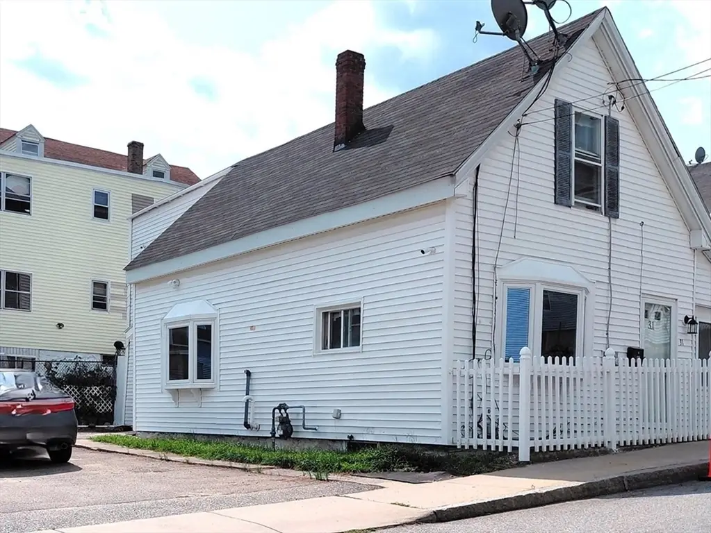31 Floyd St, Lowell, MA 01852 - #1