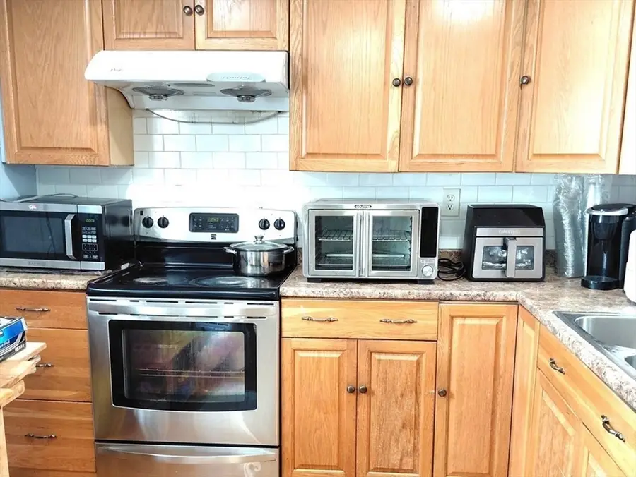 31 Floyd St, Lowell, MA 01852 - #3
