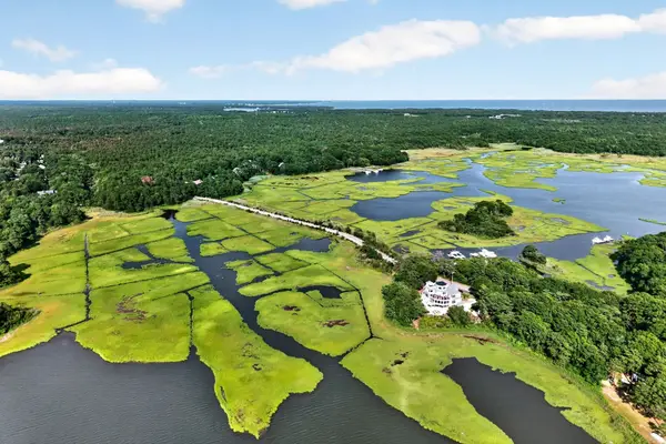 203 Monomoscoy Rd, Mashpee, MA 02649