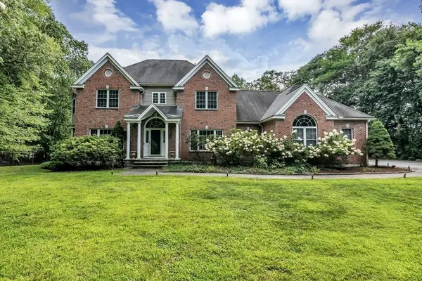 52 Goodnow Ln, Framingham, MA 01702