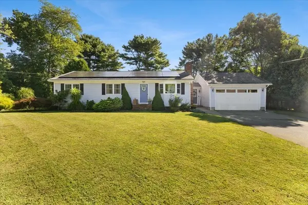 16 Green Meadow Dr, Acushnet, MA 02743
