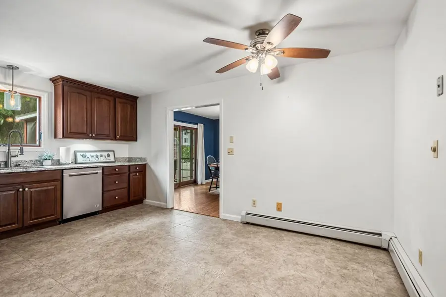 21 Chester St, Amesbury, MA 01913 - #3