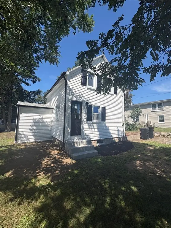 963 Russells Mills Rd, Dartmouth, MA 02748