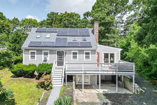 35 Pinecrest Ave, Mashpee, MA 02649