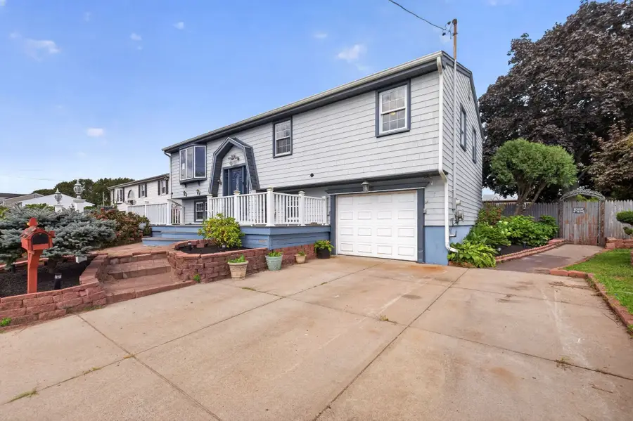 202 Oman St, Fall River, MA 02721 - #3