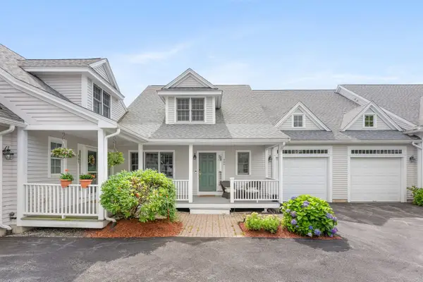 10 Charnstaff Ln #404, Billerica, MA 01821
