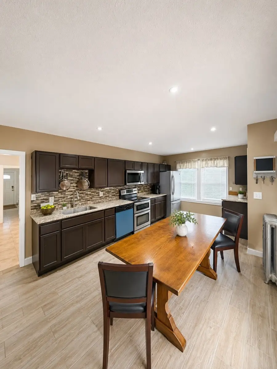 61 Austin St, Chicopee, MA 01013 - #3