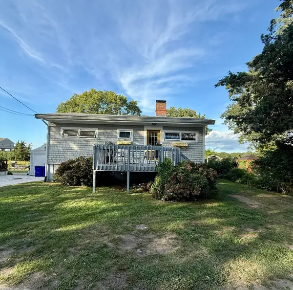 26 Massasoit Ave, Bourne, MA 02559