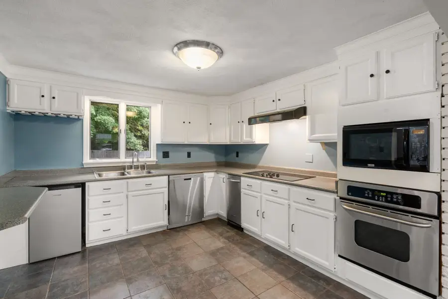 11 Munroe Dr, Plainville, MA 02762 - #3