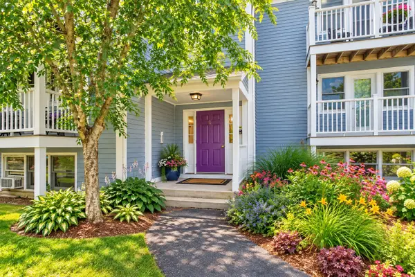 44 Evergreen Rd #202, Northampton, MA 01053