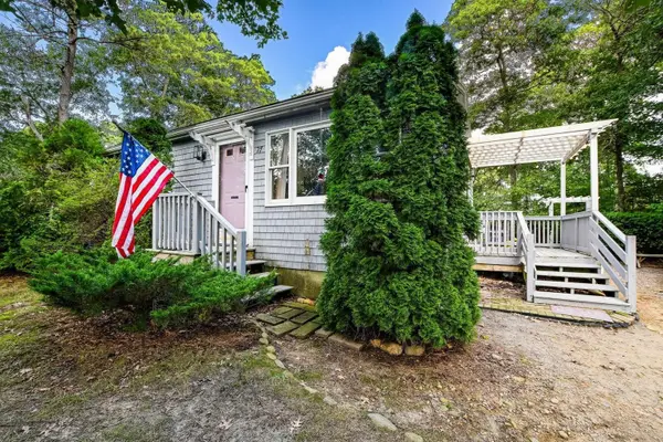 27 Crooked Meadow, Falmouth, MA 02536