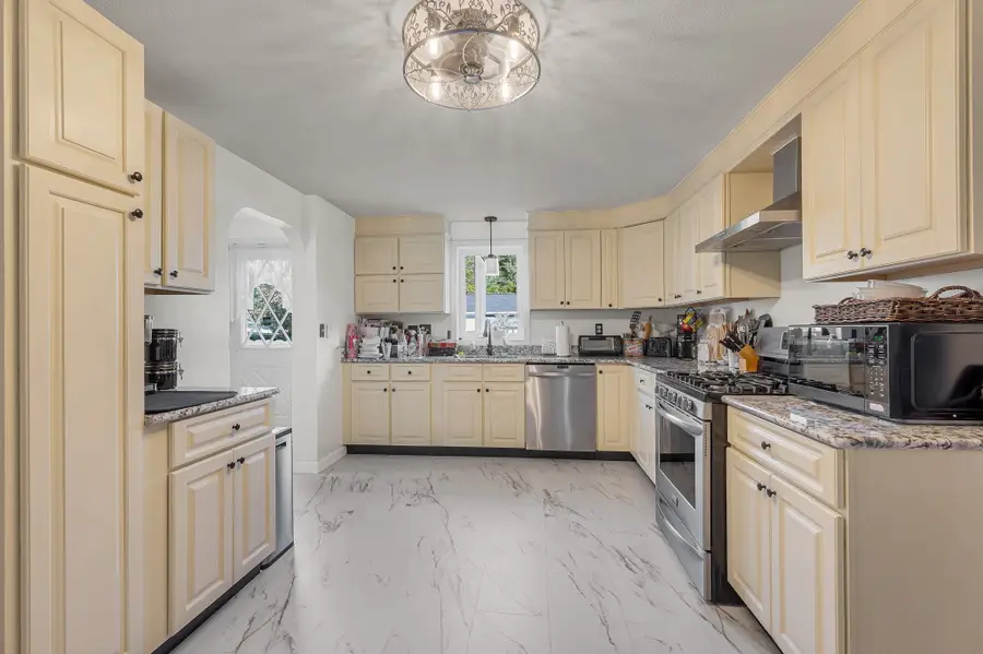 126 Montaup Ave, Dracut, MA 01826 - #2