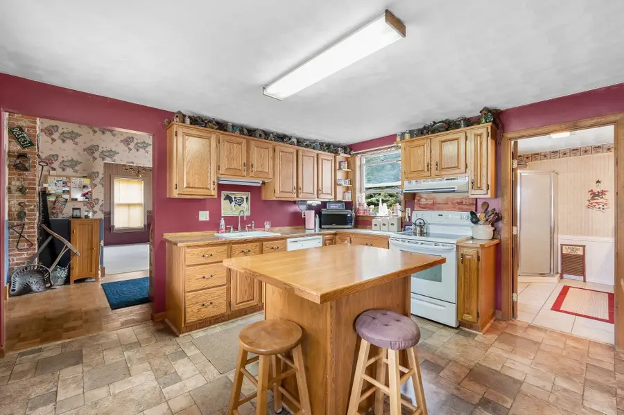 28 Pleasant St, Baldwinville, MA 01436 - #2