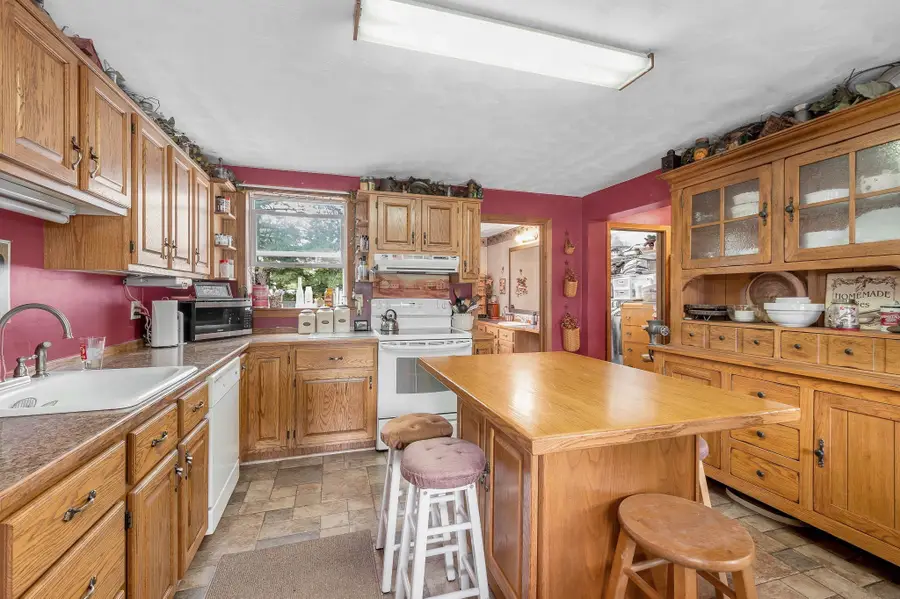 28 Pleasant St, Baldwinville, MA 01436 - #3