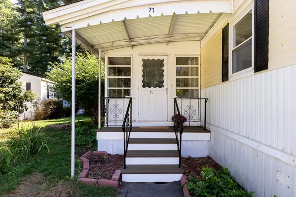 71 Maplewood Dr, Halifax, MA 02338