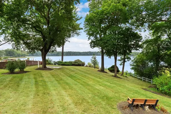 48 Locksley Rd, Lynnfield, MA 01940