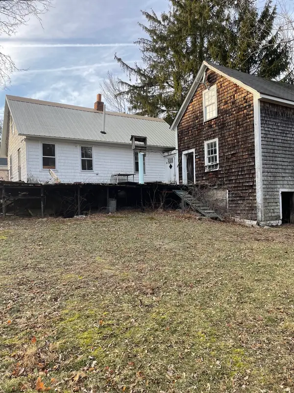 87 High St, Freetown, MA 02702