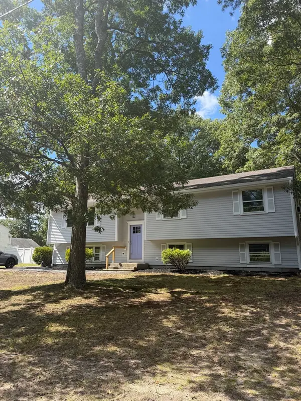 40 High Pine Dr, Plymouth, MA 02360
